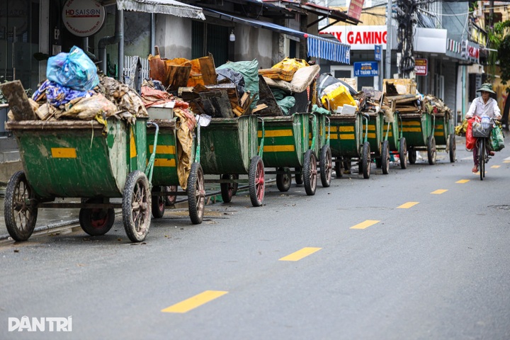 Hue overwhelmed by waste and mud after three consecutive floods - 12