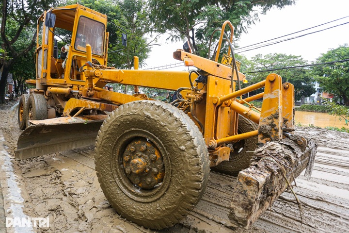 Hue overwhelmed by waste and mud after three consecutive floods - 11