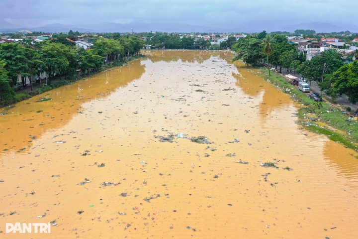 Hue overwhelmed by waste and mud after three consecutive floods - 2