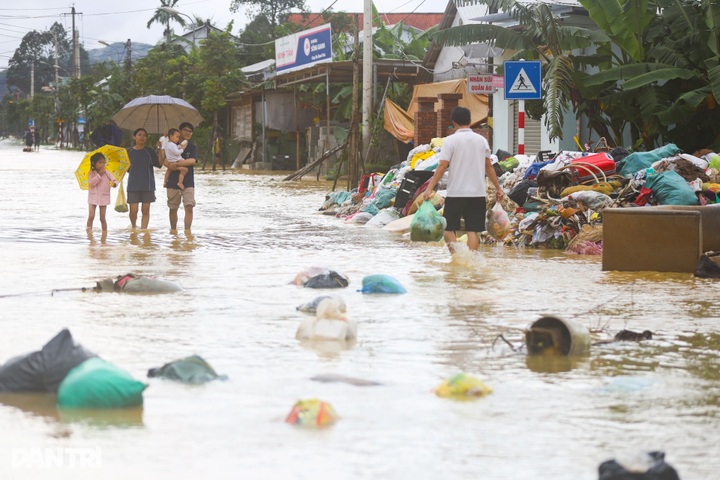 Hue overwhelmed by waste and mud after three consecutive floods - 4