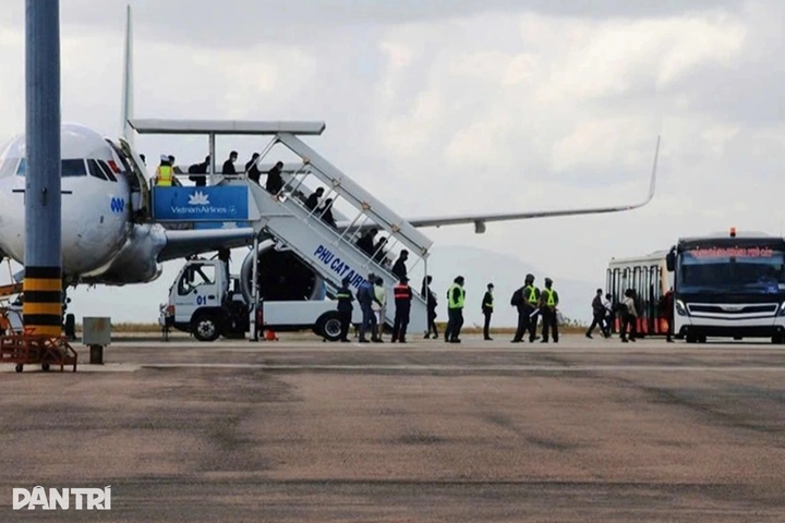 Flights to central and Central Highlands cancelled as Kalmaegi nears - 1