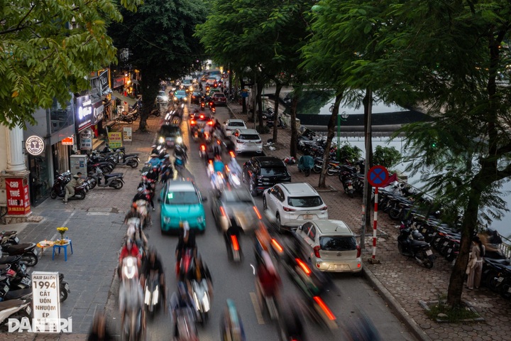 Illegal parking clogs Hanoi streets - 9