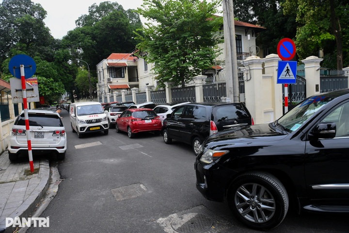 Hanoi speeds up car park construction in city centre - 1