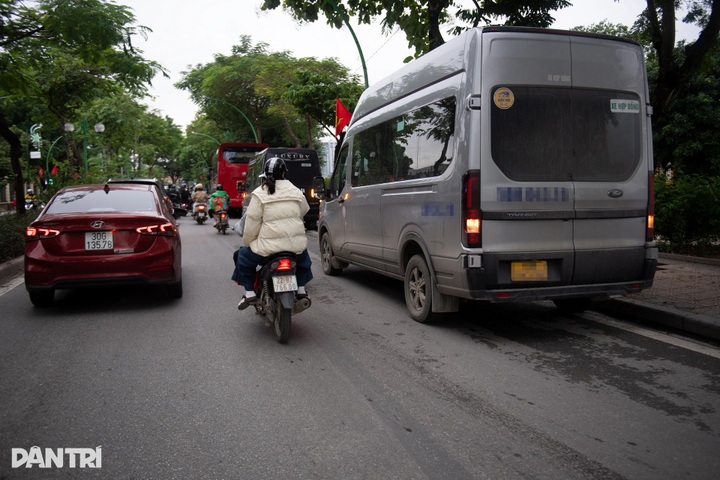 Illegal parking clogs Hanoi streets - 6