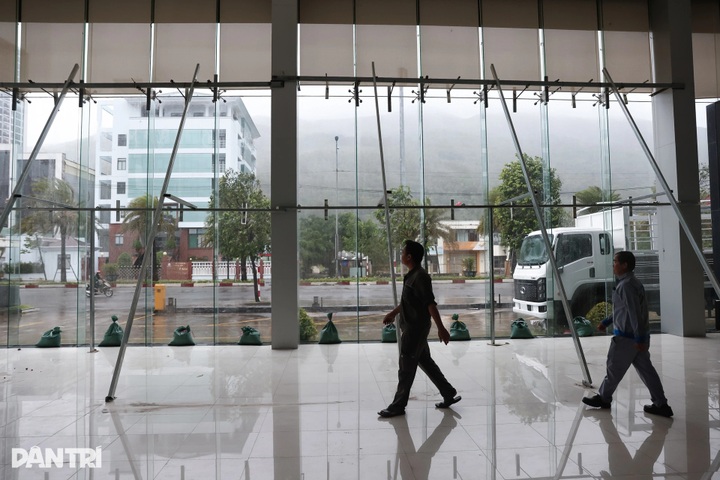People in central Vietnam reinforce homes as Typhoon Kalmaegi nears - 2