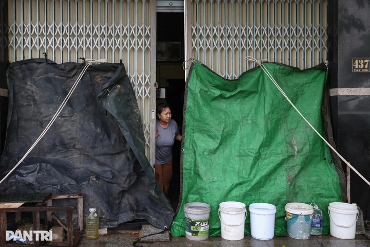 People in central Vietnam reinforce homes as Typhoon Kalmaegi nears - 1