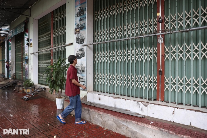 People in central Vietnam reinforce homes as Typhoon Kalmaegi nears - 3