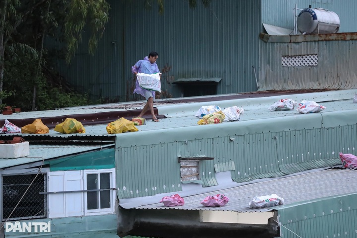 People in central Vietnam reinforce homes as Typhoon Kalmaegi nears - 7