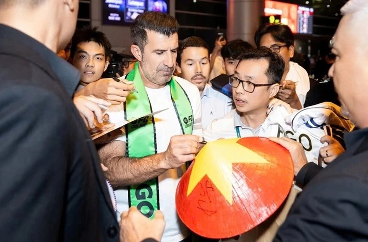 Football legends Kaka and Figo arrive in Vietnam for Legends Match - 2