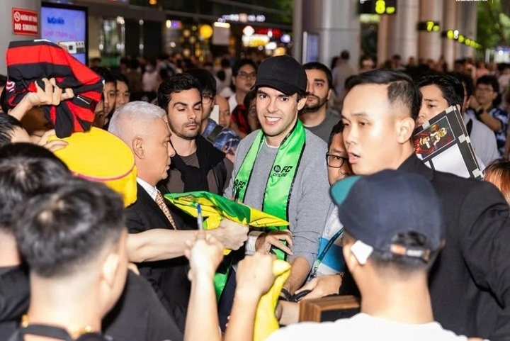 Football legends Kaka and Figo arrive in Vietnam for Legends Match - 1