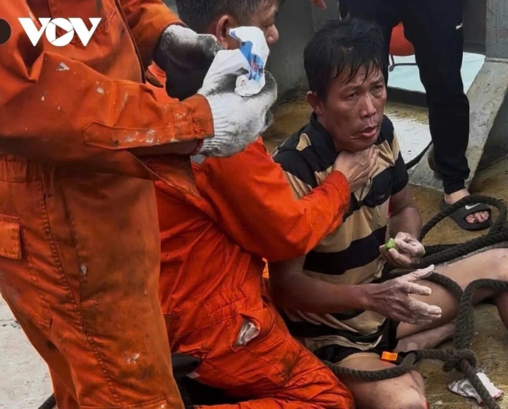 Three men from Ly Son Island survive 48hrs adrift at sea amid Typhoon - 1 Three men from Ly Son Island survive 48hrs adrift at sea amid Typhoon - 1