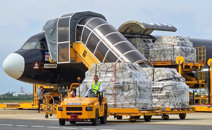 AHA Centre sends emergency relief to flood-hit Danang - 1