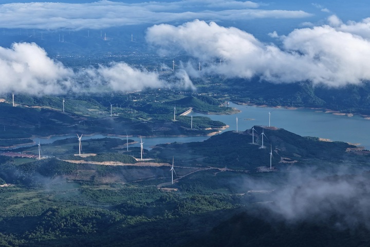 Cloud hunting on the roof of Quang Tri - 9