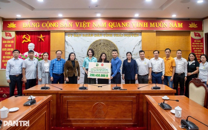 Two schools in Thai Nguyen receive post-flood donations - 1