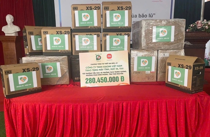 Two schools in Thai Nguyen receive post-flood donations - 2