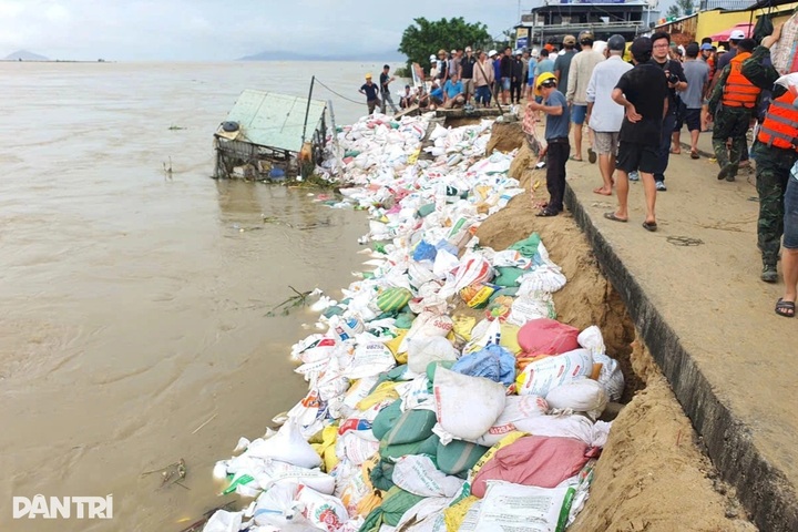 Danang declares disaster emergency after severe erosion - 1