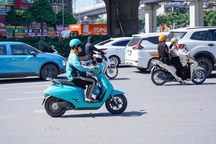 Hanoi cracks down on riders who cover plates or use phones - 2