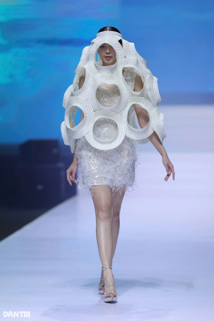 Miss International 2024 leads opening show at Vietnam fashion week - 4