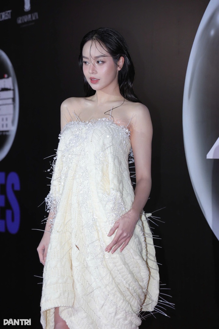 Miss International 2024 leads opening show at Vietnam fashion week - 1