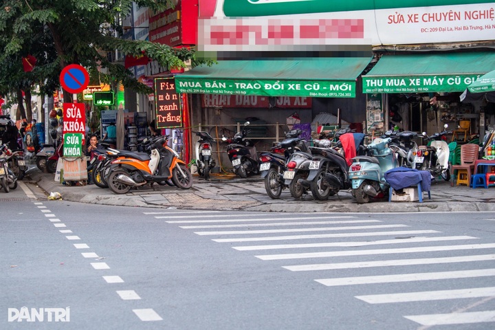 Pavement encroachment returns across central Hanoi - 4