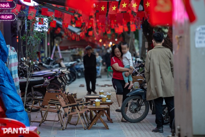 Pavement encroachment returns across central Hanoi - 3