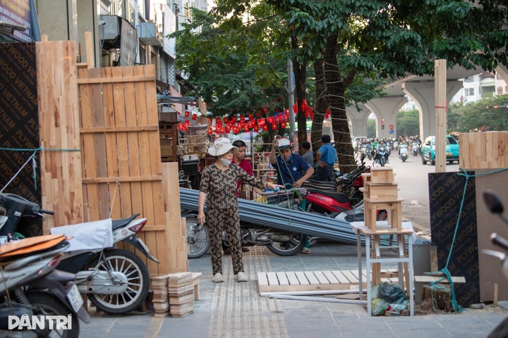 Pavement encroachment returns across central Hanoi - 1