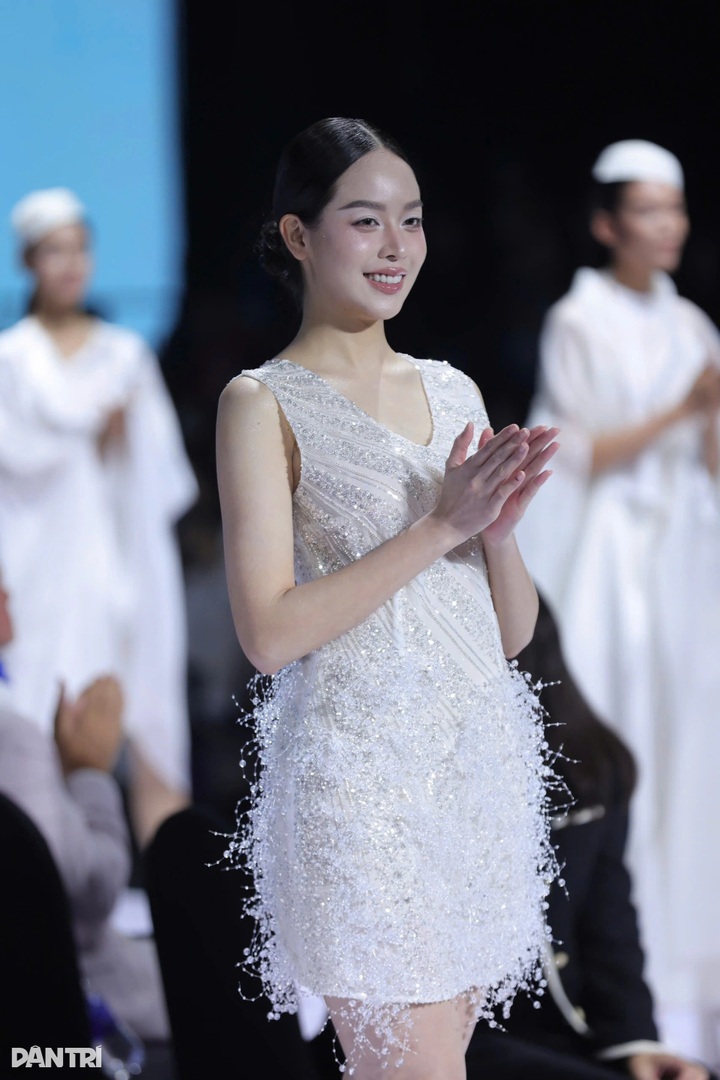 Miss International 2024 leads opening show at Vietnam fashion week - 7