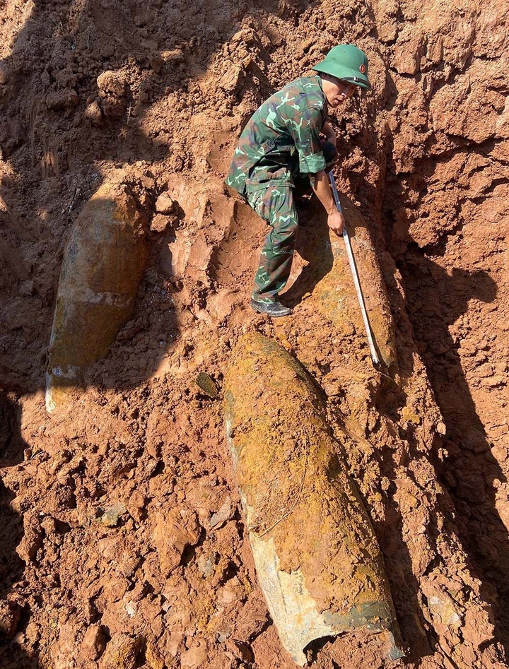 Three M117 war-era bombs unearthed in Bac Ninh field - 1