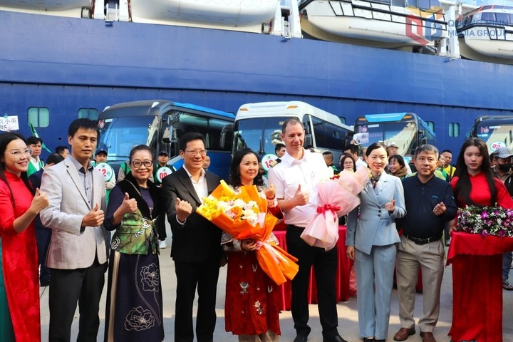 Blue Dream Melody brings 1,100 cruise passengers to Ha Long - 1
