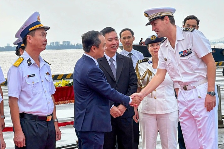 French navy vessel visits Danang - 2