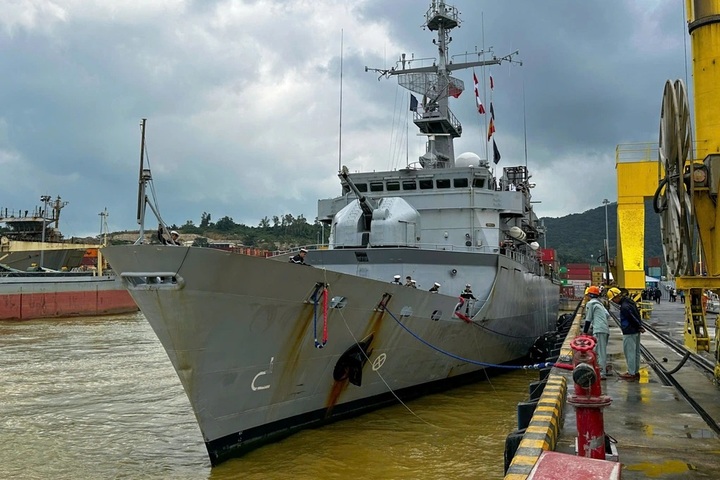 French navy vessel visits Danang - 1