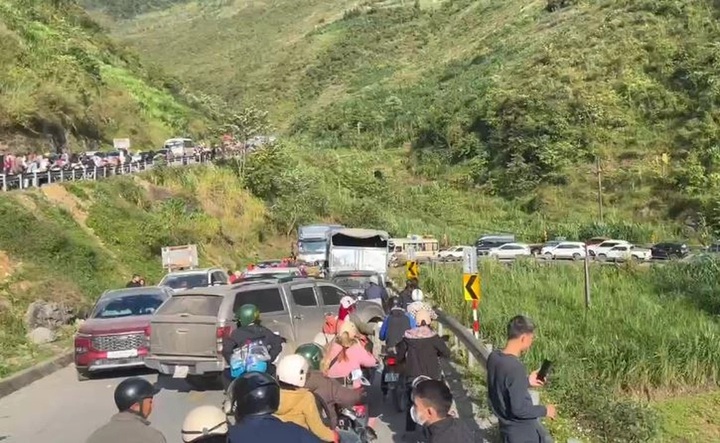 Tourists flock to Ha Giang, sparking traffic jams - 2 Tourists flock to Ha Giang, sparking traffic jams - 2