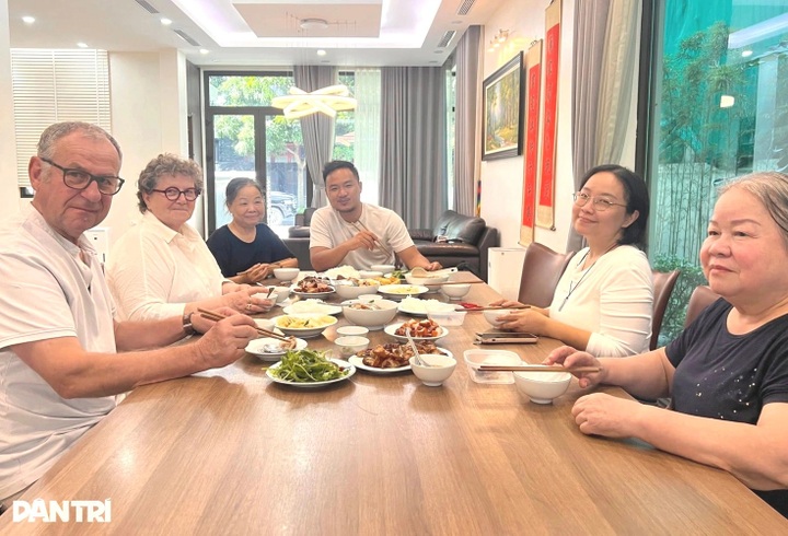 Vietnamese mother thanks French couple who raised her son - 2 Vietnamese mother thanks French couple who raised her son - 2