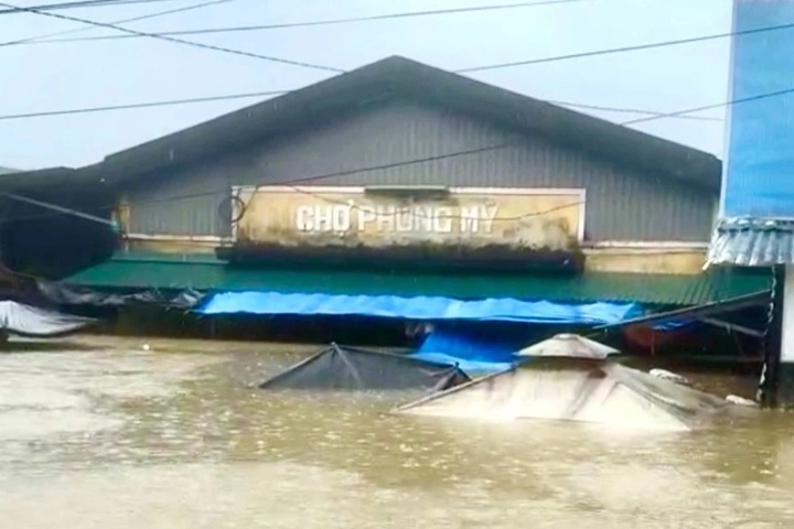 Hue evacuates hundreds of households as floodwaters rise to 5 metres - 1 Hue evacuates hundreds of households as floodwaters rise to 5 metres - 1