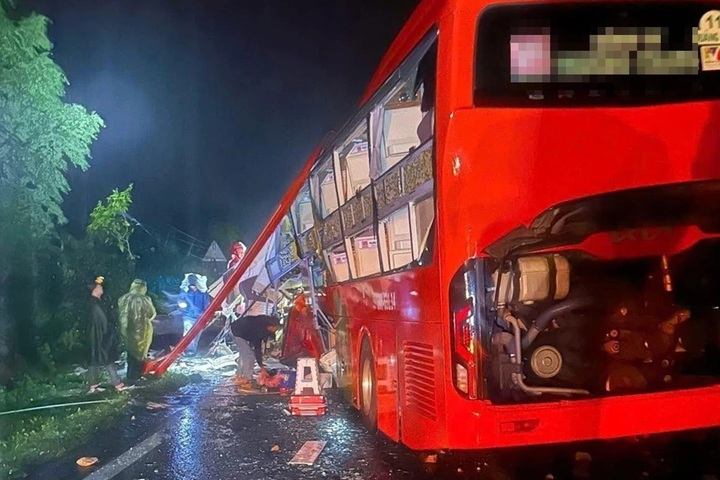 At least five killed as landslide hit passenger bus in Khanh Hoa - 1 At least five killed as landslide hit passenger bus in Khanh Hoa - 1