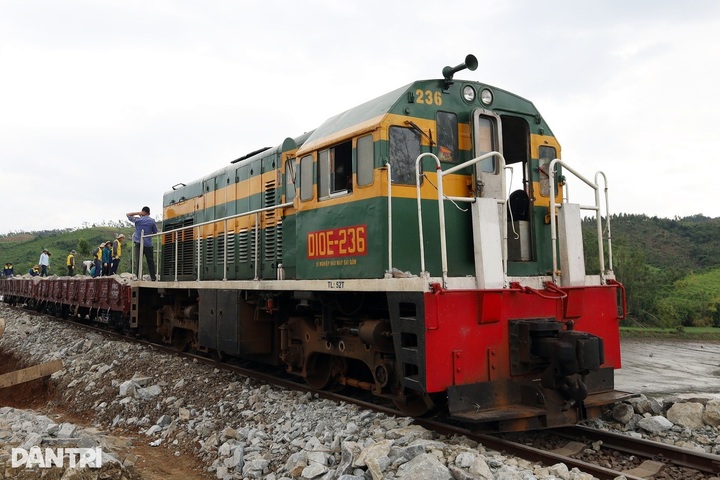 North-South trains halted as heavy rain floods tracks in Khanh Hoa - 1 North-South trains halted as heavy rain floods tracks in Khanh Hoa - 1
