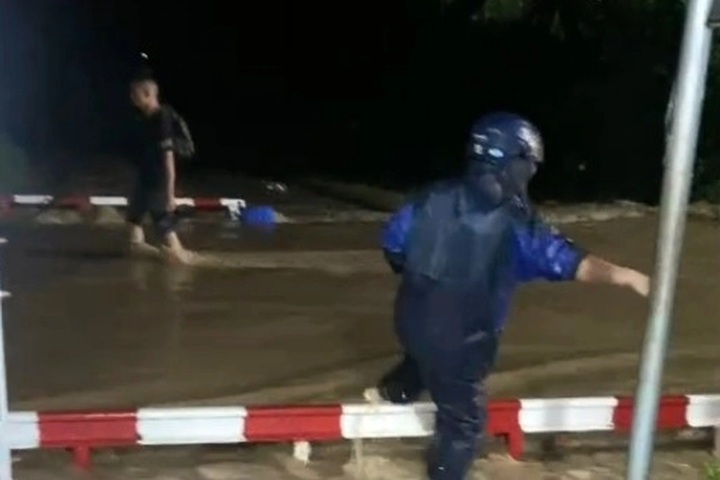 North-South trains halted as heavy rain floods tracks in Khanh Hoa - 2 North-South trains halted as heavy rain floods tracks in Khanh Hoa - 2
