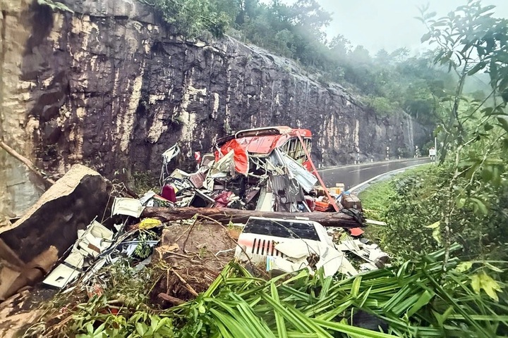 Road linking Nha Trang and Dalat closed after landslides - 2
