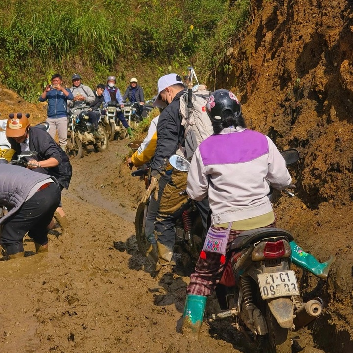 Surging crowds clog Lung Cung Mountain trails - 2 Surging crowds clog Lung Cung Mountain trails - 2