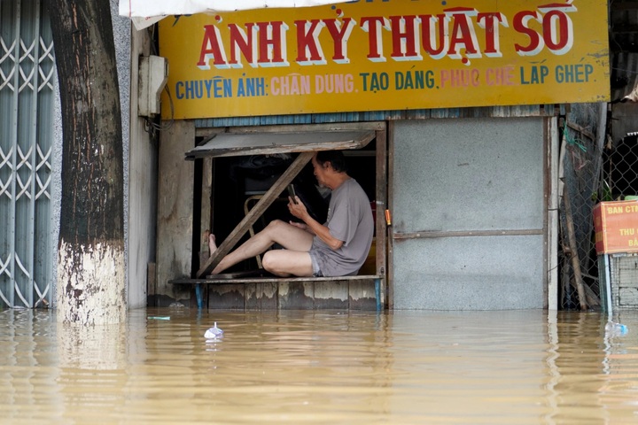 Nha Trang severely flooded following prolonged heavy rain - 7