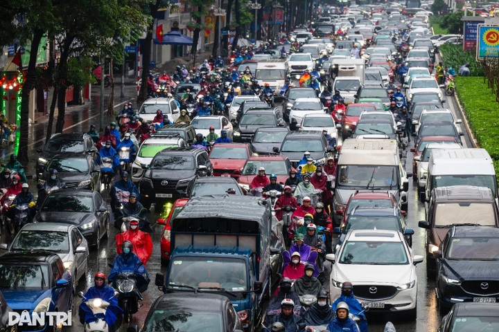 Cold, rainy weather worsens traffic congestion in Hanoi - 1 Cold, rainy weather worsens traffic congestion in Hanoi - 1