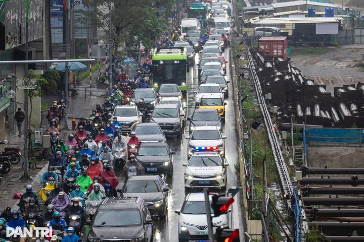 Cold, rainy weather worsens traffic congestion in Hanoi - 2 Cold, rainy weather worsens traffic congestion in Hanoi - 2