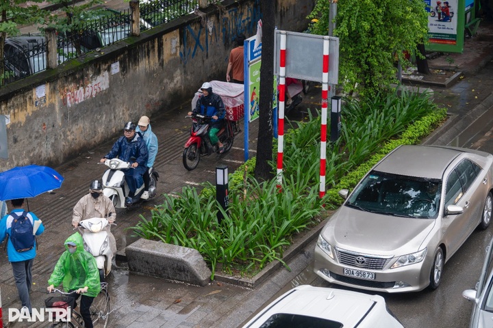 Cold, rainy weather worsens traffic congestion in Hanoi - 4 Cold, rainy weather worsens traffic congestion in Hanoi - 4
