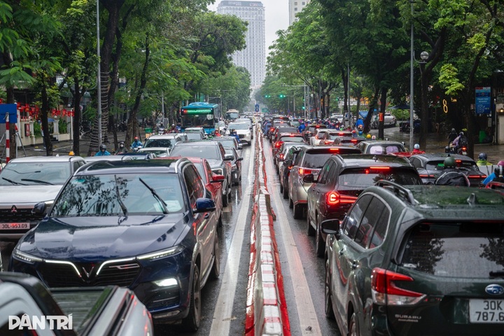 Cold, rainy weather worsens traffic congestion in Hanoi - 5 Cold, rainy weather worsens traffic congestion in Hanoi - 5