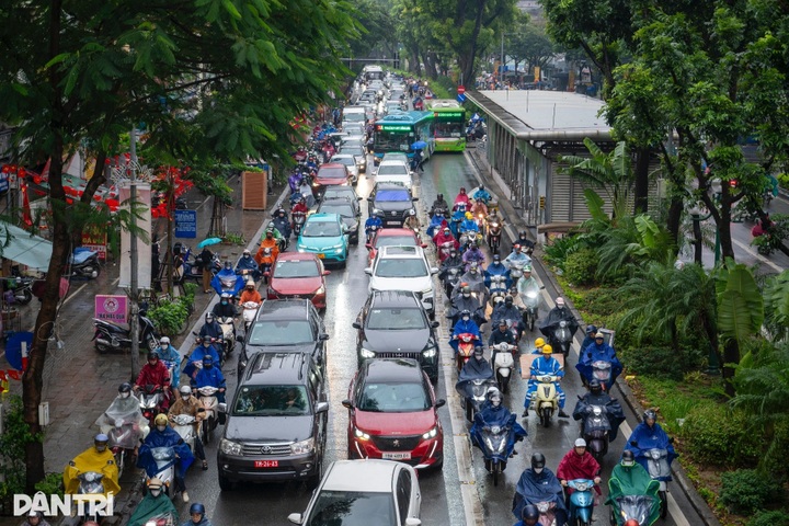 Cold, rainy weather worsens traffic congestion in Hanoi - 6 Cold, rainy weather worsens traffic congestion in Hanoi - 6