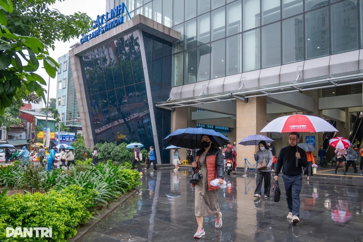 Cold, rainy weather worsens traffic congestion in Hanoi - 7 Cold, rainy weather worsens traffic congestion in Hanoi - 7