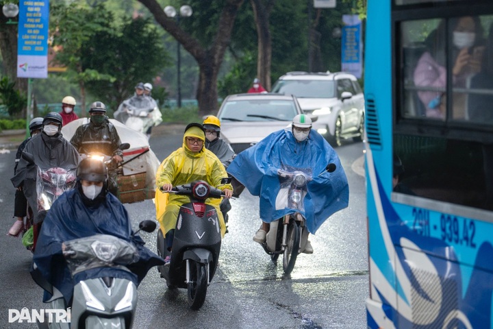 Cold, rainy weather worsens traffic congestion in Hanoi - 8 Cold, rainy weather worsens traffic congestion in Hanoi - 8