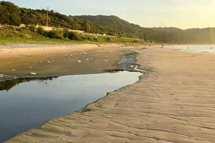 Resort fined for wastewater leak onto Mui Ne beach - 1