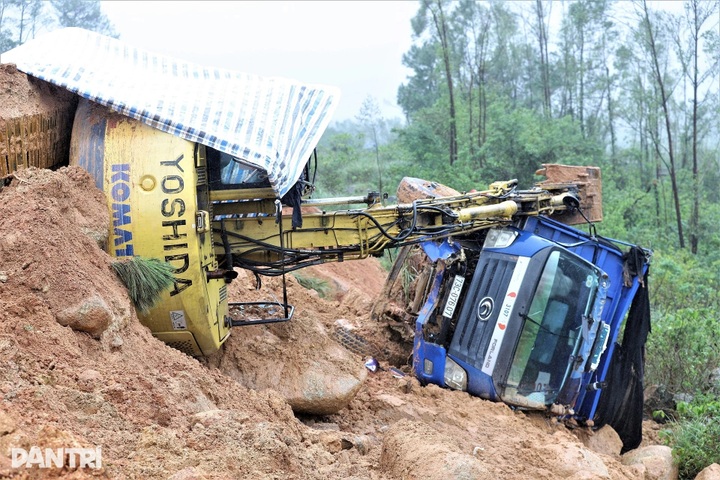 Ha Tinh coastal road shut for weeks after landslides - 3 Ha Tinh coastal road shut for weeks after landslides - 3