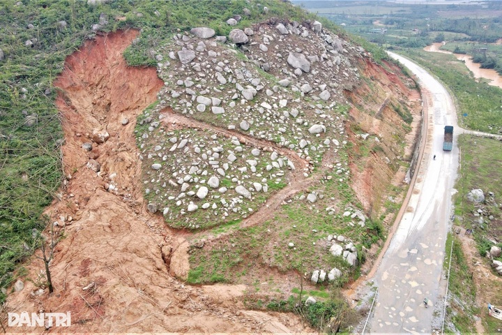 Ha Tinh coastal road shut for weeks after landslides - 5 Ha Tinh coastal road shut for weeks after landslides - 5